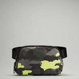 Lululemon Everywhere Belt Bag - Camo